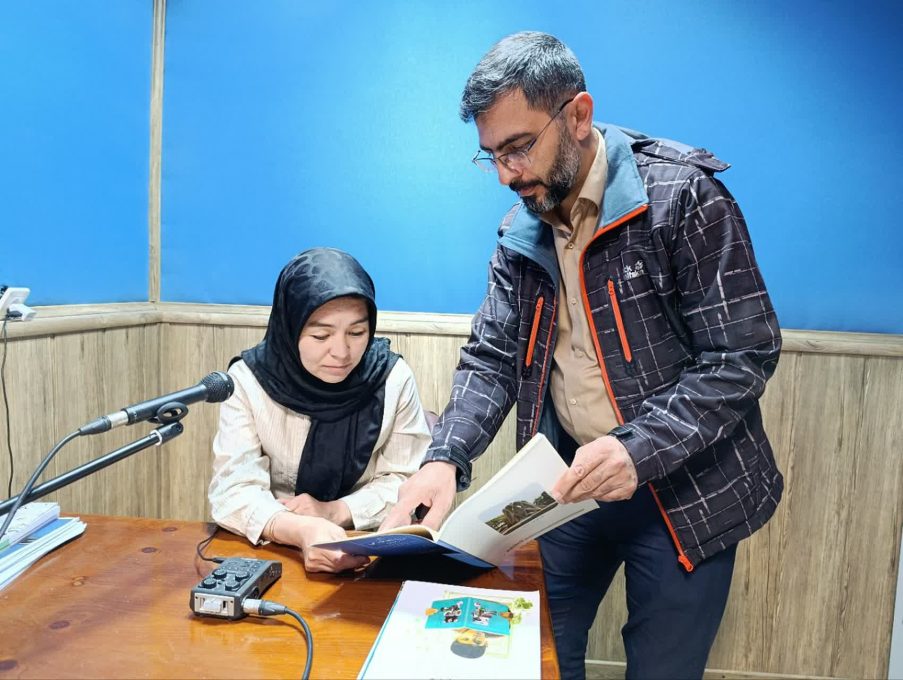 همکاری گوینده ای از کتابخانه برلین با استودیو آوای امید